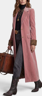 Manteau long en velours rose Mahaute avec col tailleur et détails léopard, style élégant et tendance.