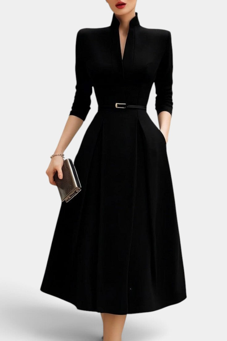 Robe mi-longue noire Mahaute Lourdes avec col officier et taille ceinturée, coupe évasée élégante.