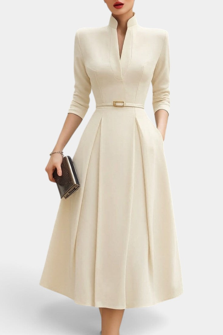 Robe mi-longue évasée Mahaute Lourdes en crème avec col officier et taille ceinturée, tissu fluide et élégant.