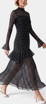 Robe longue noire à pois avec col montant, volants transparents de la marque Mahaute, style élégant et féminin.