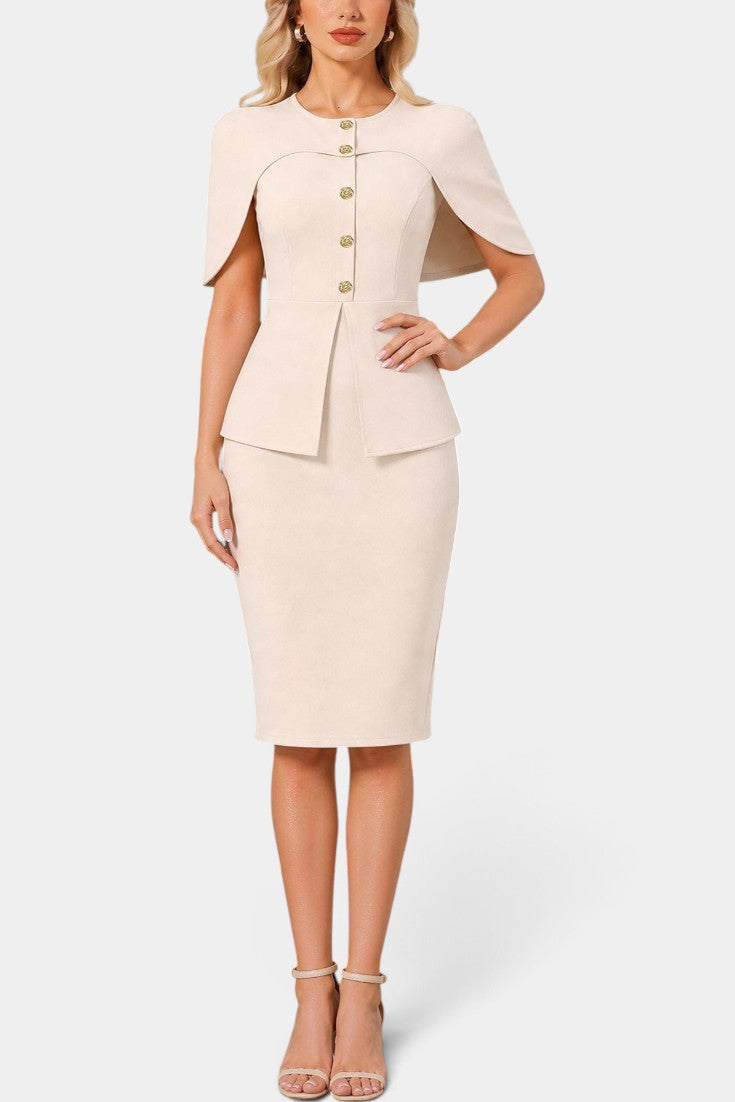 Robe mi-longue beige Mahaute Machteld avec cape ajustée, manches longues et détails de boutons dorés visible sur l'image.