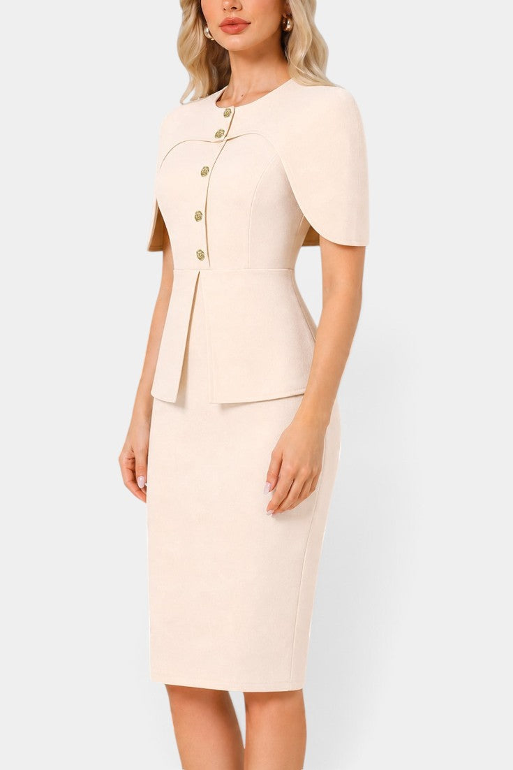 Robe mi-longue beige Machteld de Mahaute avec manches cape et boutons dorés, ajustée pour un style élégant et sophistiqué.