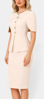 Robe mi-longue beige Machteld de Mahaute avec manches cape et boutons dorés, ajustée pour un style élégant et sophistiqué.