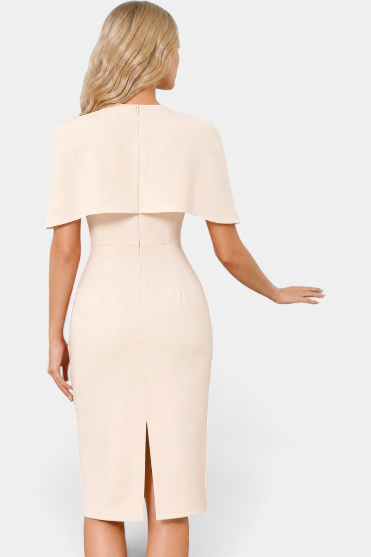 Robe mi-longue beige Mahaute Machteld avec cape, manches longues et boutons dorés, ajustée pour un style élégant.