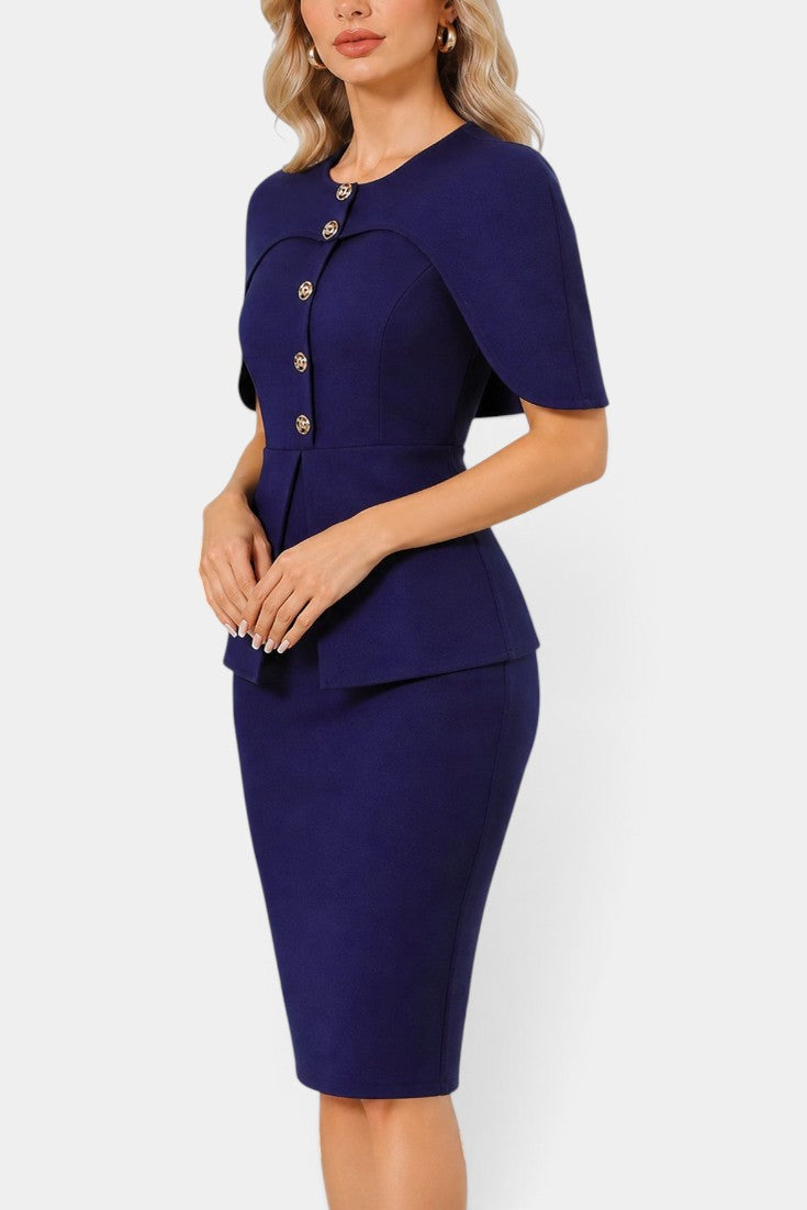 Robe mi-longue ajustée Mahaute Machteld bleu marine avec cape, manches longues et boutons dorés, élégante et sophistiquée.