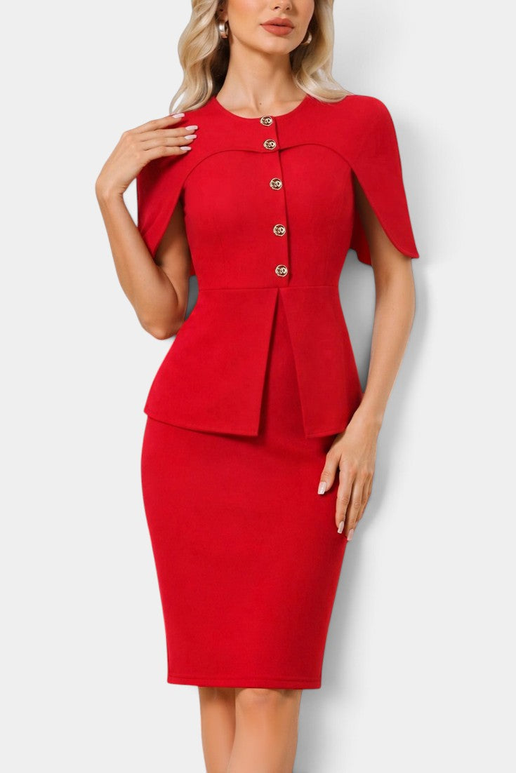 Robe mi-longue rouge Mahaute Machteld avec manches cape, boutons dorés et silhouette ajustée, vue de face.