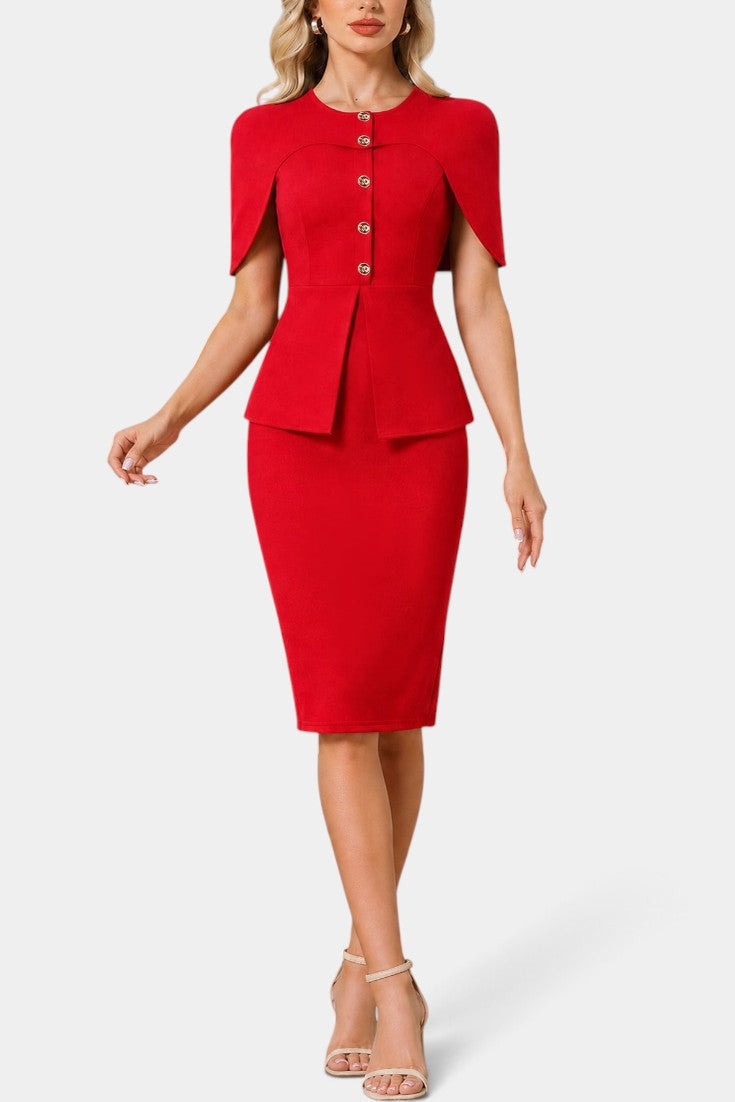 Robe mi-longue ajustée Mahaute Machteld avec manches cape, boutons dorés et tissu rouge élégant.