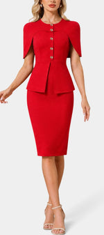 Robe mi-longue ajustée Mahaute Machteld avec manches cape, boutons dorés et tissu rouge élégant.