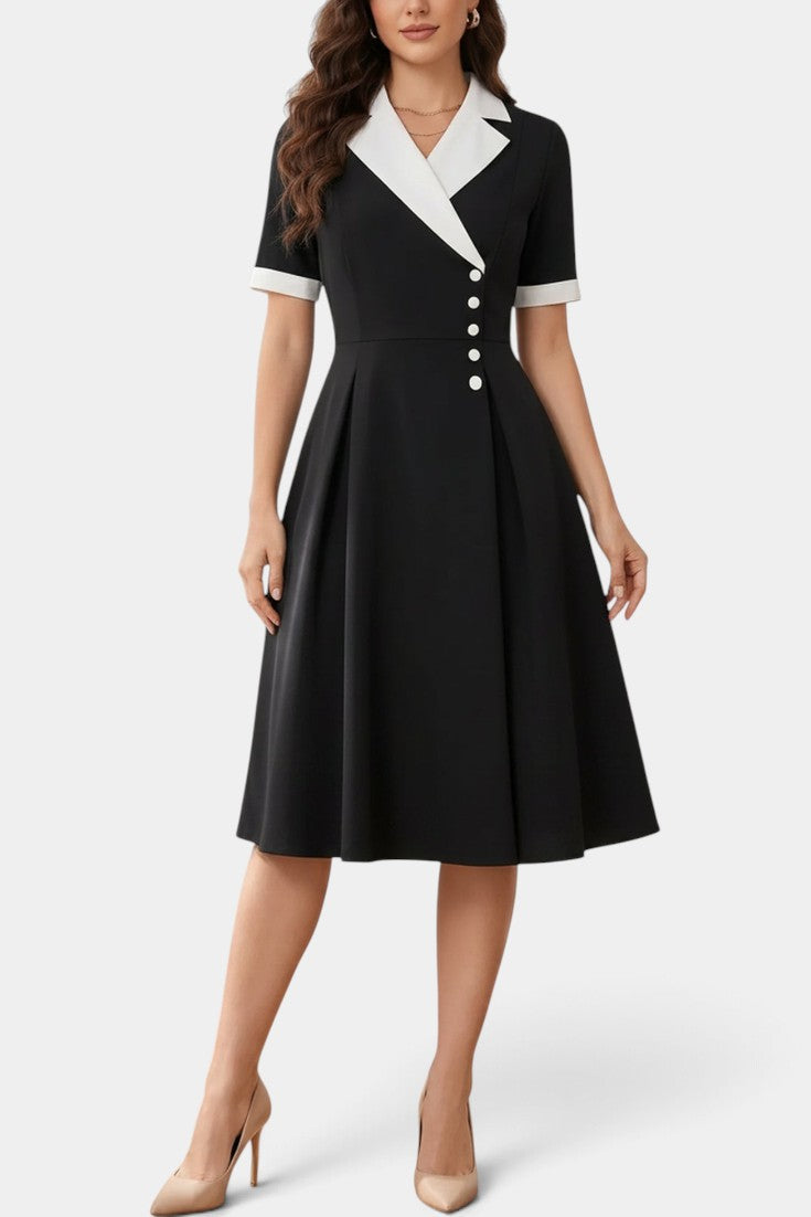 Robe mi-longue bicolore Mahaute Madelief avec col tailleur et boutons contrastés, tissu fluide noir et blanc, élégance moderne
