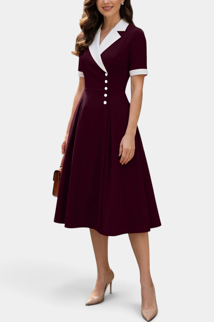 Robe mi-longue bicolore Mahaute Madelief avec col tailleur et boutons contrastés, en tissu fluide couleur bordeaux.