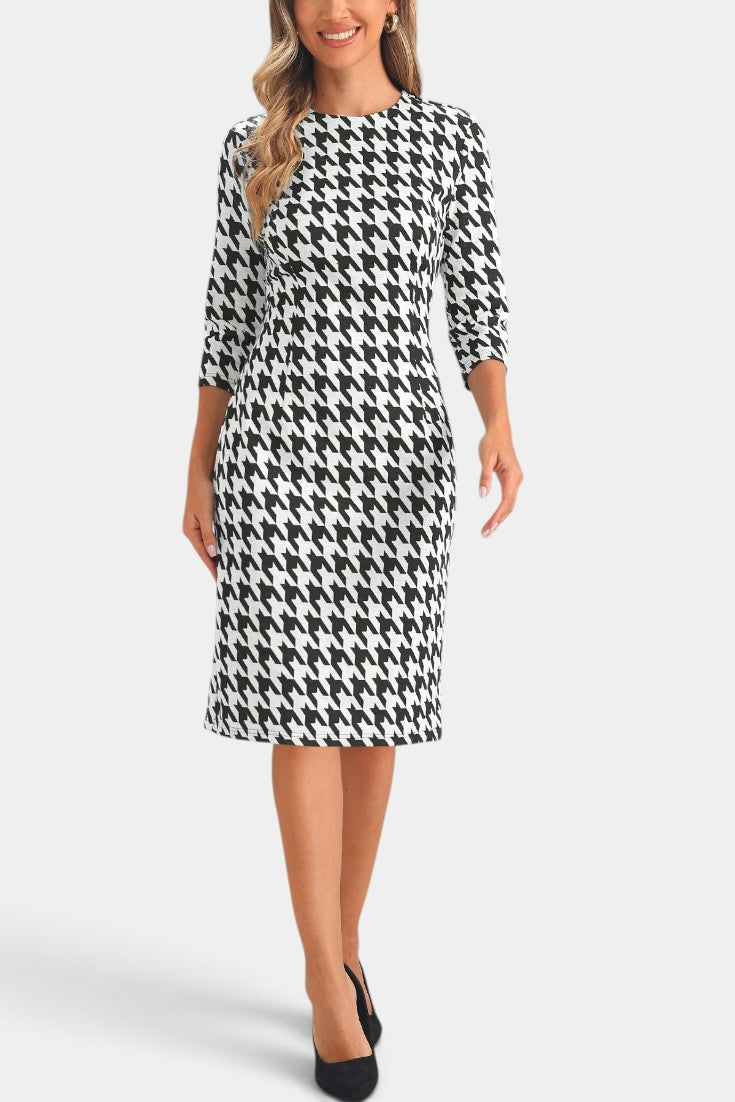Robe mi-longue ajustée Mahaute Marieke à motif pied-de-poule avec manches 3/4, élégante et sophistiquée.