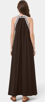 Robe longue fluide Mahaute Marjolein noire avec col américain et finitions contrastées, portée élégante et sophistiquée.