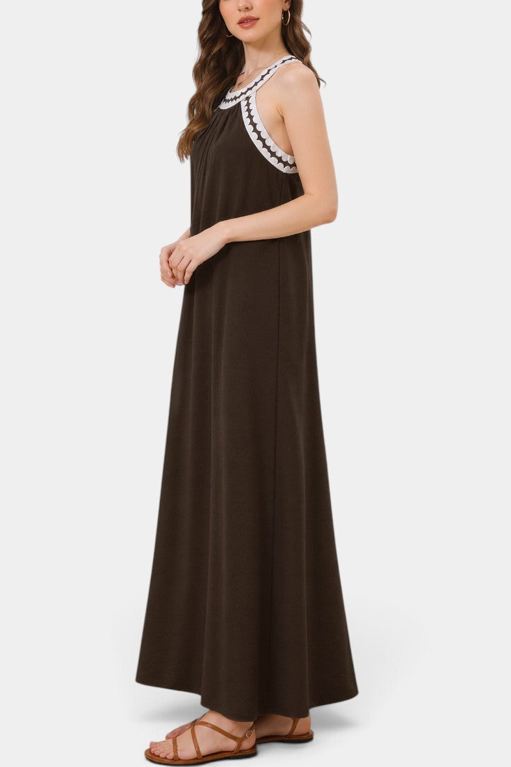 Robe longue fluide Mahaute Marjolein avec col américain et finitions contrastées, couleur marron, vue de face.