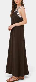 Robe longue fluide Mahaute Marjolein avec col américain et finitions contrastées, couleur marron, vue de face.