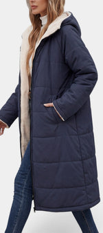 Doudoune longue matelassée Mahaute Melchtilde à capuche, doublure effet fourrure, couleur navy, pour femme.