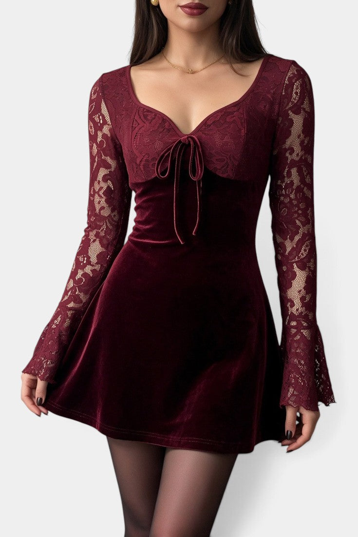 Robe courte en velours bordeaux avec dentelle florale et manches longues de la marque Mahaute, modèle Melisenda.