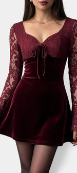 Robe courte en velours bordeaux avec dentelle florale et manches longues de la marque Mahaute, modèle Melisenda.