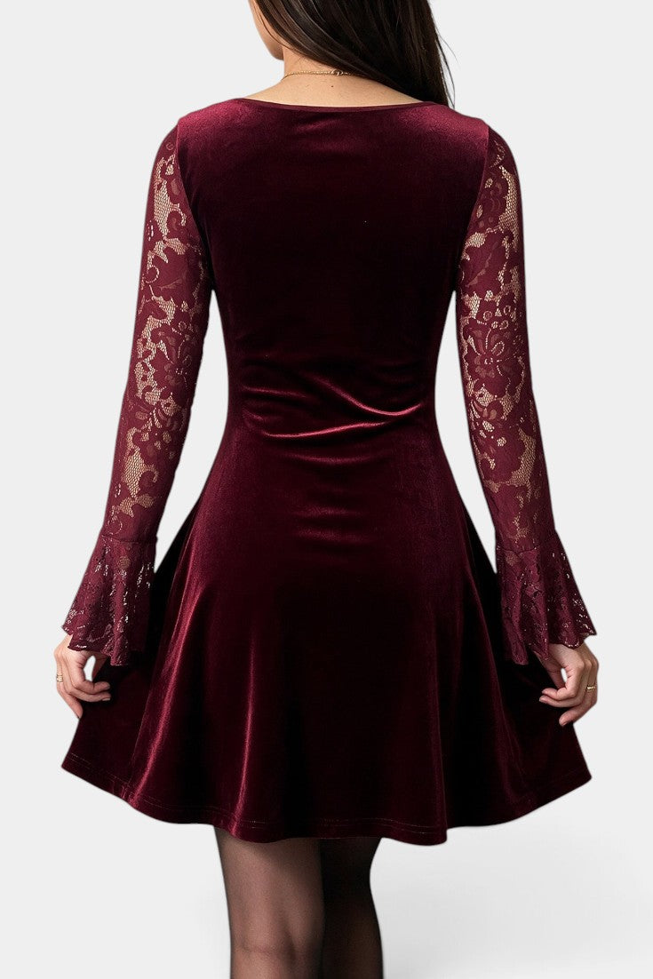 Robe courte en velours bordeaux avec dentelle florale et manches longues, de la marque Mahaute, modèle Melisenda.