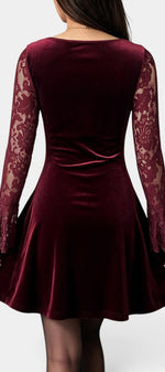 Robe courte en velours bordeaux avec dentelle florale et manches longues, de la marque Mahaute, modèle Melisenda.