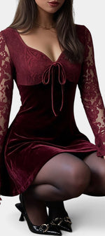 Robe courte en velours bordeaux avec dentelle florale et manches longues de la marque Mahaute, élégante et sophistiquée.