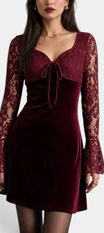 Robe courte en velours bordeaux avec dentelle florale et manches longues de la marque Mahaute, détail élégant et sophistiqué.