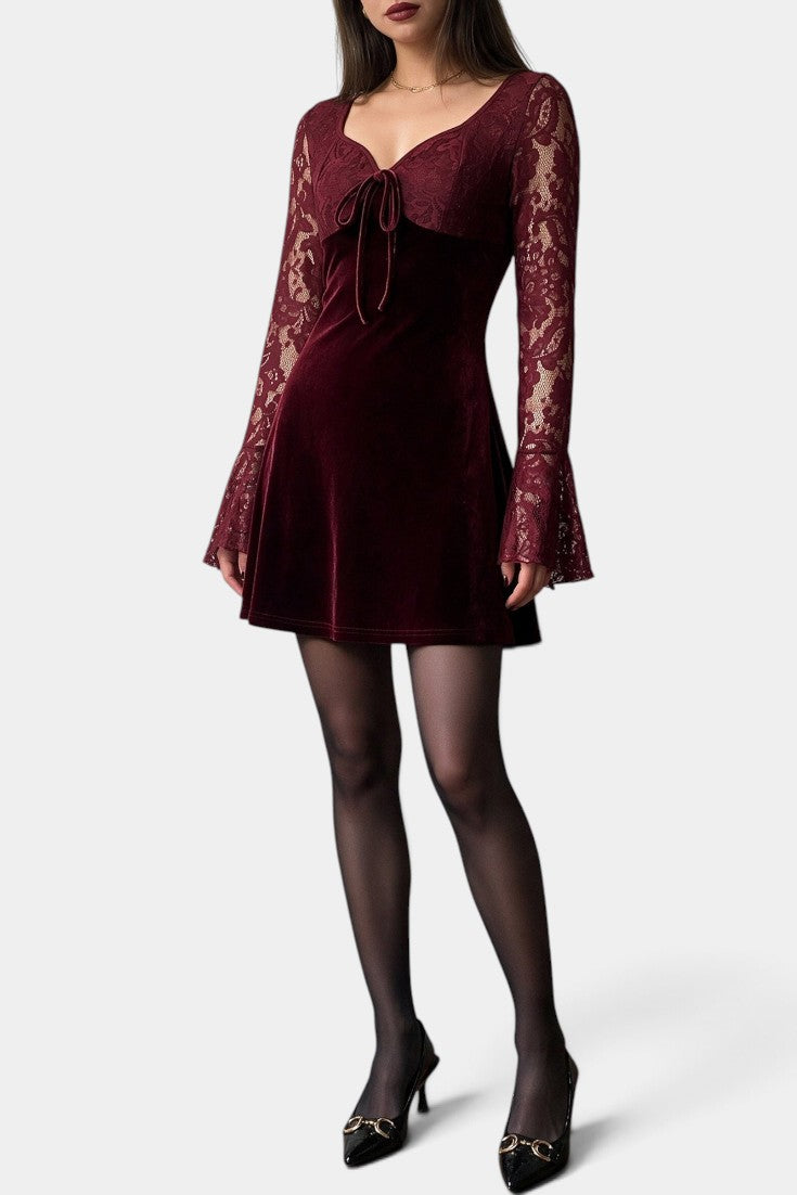 Robe courte en velours bordeaux avec dentelle florale et manches longues, marque Mahaute Melisenda.