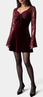 Robe courte en velours bordeaux avec dentelle florale et manches longues, marque Mahaute Melisenda.