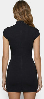 Robe courte ajustée Mencía de Mahaute avec col montant et découpe goutte, en tissu noir élégante.