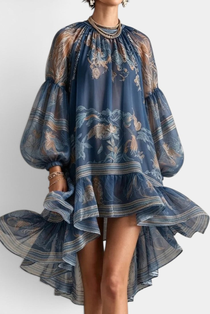 Robe courte asymétrique Mahaute Milagros en mousseline imprimée avec manches ballon et volants, détails floraux élégants.