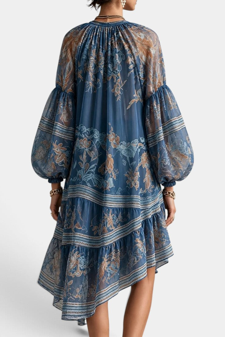Robe courte en mousseline imprimée avec manches ballon et volants, modèle Milagros de la marque Mahaute, style asymétrique.
