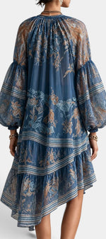 Robe courte en mousseline imprimée avec manches ballon et volants, modèle Milagros de la marque Mahaute, style asymétrique.