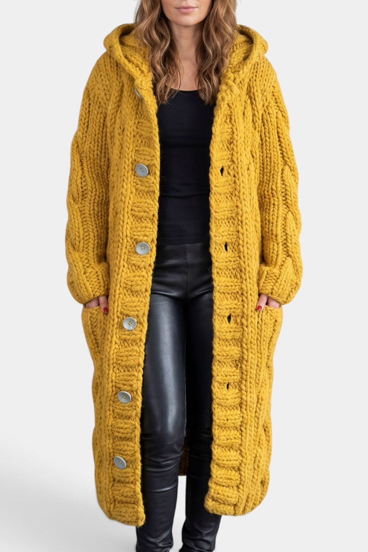 Cardigan long en maille torsadée Mahaute, à capuche et boutons, couleur moutarde, doux et chaud, porté ou posé à plat.
