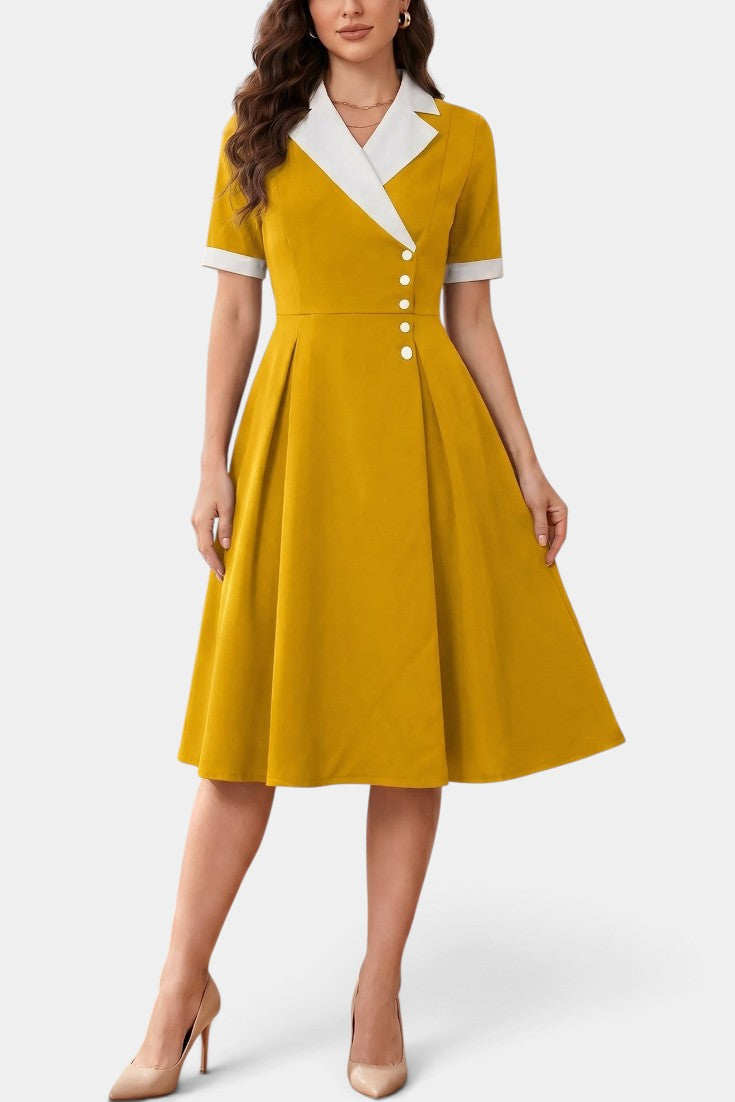 Robe mi-longue Mahaute bicolore jaune moutarde avec col tailleur contrasté et boutons contrastés, vue de face.