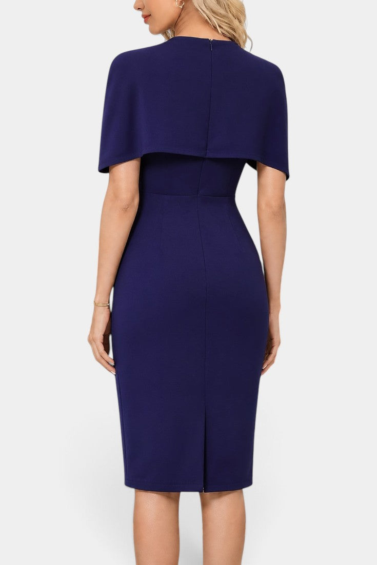 Robe mi-longue ajustée Mahaute Machteld avec manches cape et boutons dorés, bleu marine, élégante et sophistiquée.