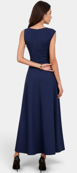 Robe longue Mahaute Eudocia sans manches, drapée, col bénitier et taille ceinturée, en tissu bleu marine.