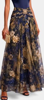 Robe longue satinée Nerea de Mahaute avec col montant et jupe fleurie fluide, vue en image.