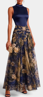 Robe longue satinée Nerea de Mahaute avec col montant et jupe fleurie fluide, élégante et sophistiquée.
