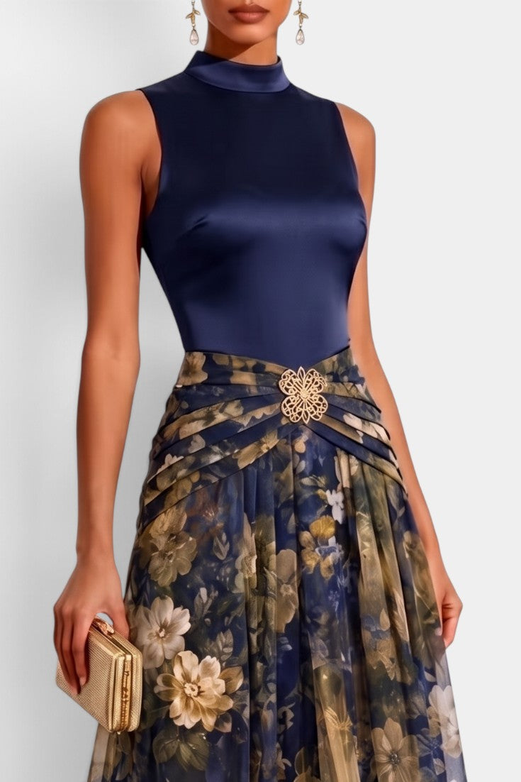 Robe longue satinée Nerea de Mahaute avec col montant et jupe fluide à motif floral, élégante et féminine.