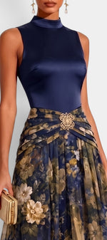 Robe longue satinée Nerea de Mahaute avec col montant et jupe fluide à motif floral, élégante et féminine.