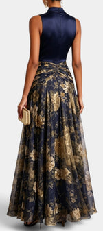 Robe longue satinée Mahaute Nerea avec col montant et jupe fluide à motifs floraux, élégante et féminine.