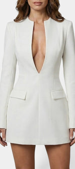 Robe courte blanche Mahaute Nuria à décolleté plongeant, manches longues et style structuré, portée avec blazer blanc.