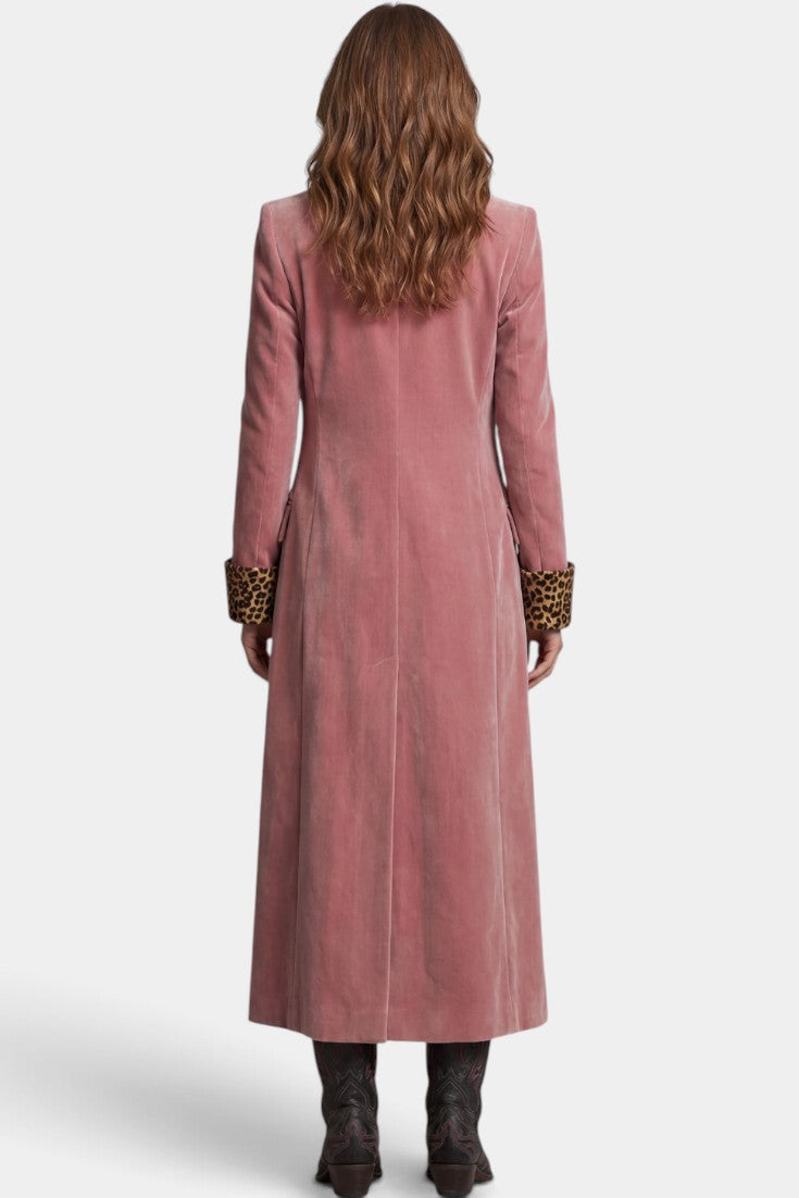 Manteau long en velours rose avec col tailleur et détails léopard par Mahaute, manteaux élégants et tendance.