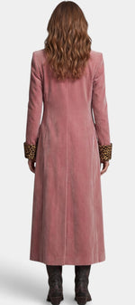 Manteau long en velours rose avec col tailleur et détails léopard par Mahaute, manteaux élégants et tendance.