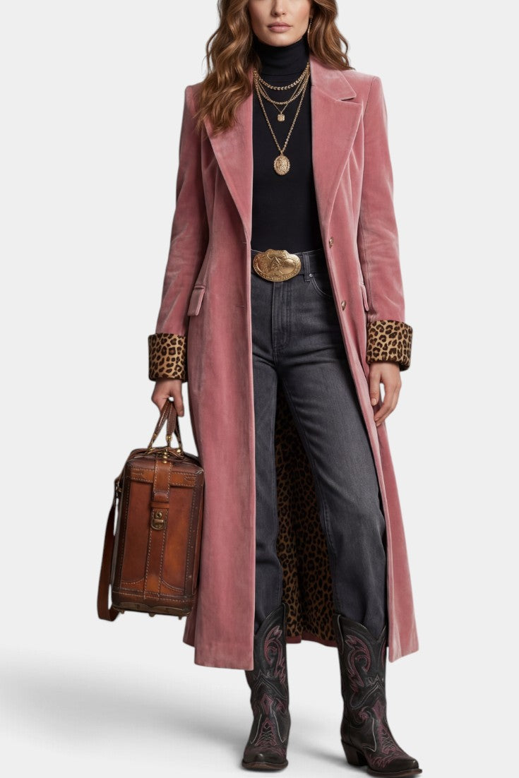 Manteau long en velours rose avec col tailleur et détails léopard par Mahaute, style élégant et tendance.