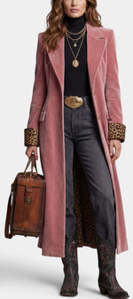 Manteau long en velours rose avec col tailleur et détails léopard par Mahaute, style élégant et tendance.