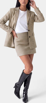 Ensemble tailleur Mahaute Annelies avec blazer cintré et jupe courte à carreaux, style élégant et sophistiqué.