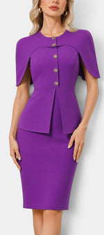 Robe mi-longue ajustée Mahaute violette avec cape, manches longues et boutons dorés, élégante et sophistiquée.
