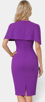 Robe mi-longue ajustée Mahaute Machteld avec manches cape, boutons dorés, couleur pourpre, élégante et sophistiquée.