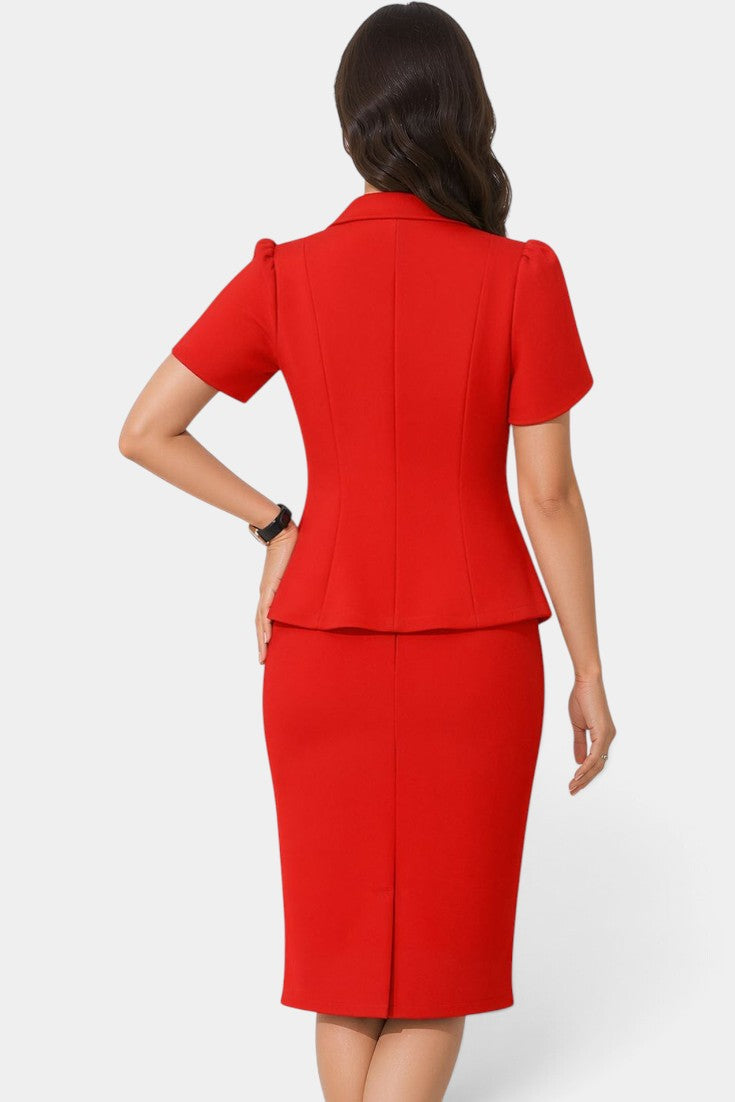 Ensemble blazer rouge à double boutonnage et jupe crayon Mahaute, élégant et moderne, porté sur un fond neutre.