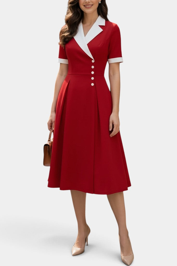 Robe mi-longue bicolore Mahaute Madelief avec col tailleur et boutons contrastés, en tissu rouge et blanc.